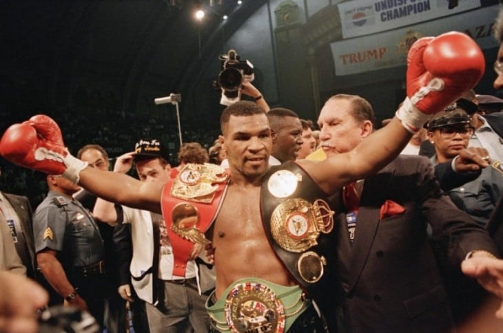 mike tyson doble campeon