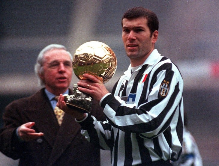 Zinedine Zidane con balón de oro