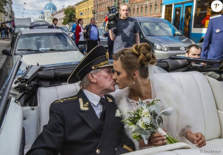 Ivan Krasko y Natalia Shevel en el coche besándose