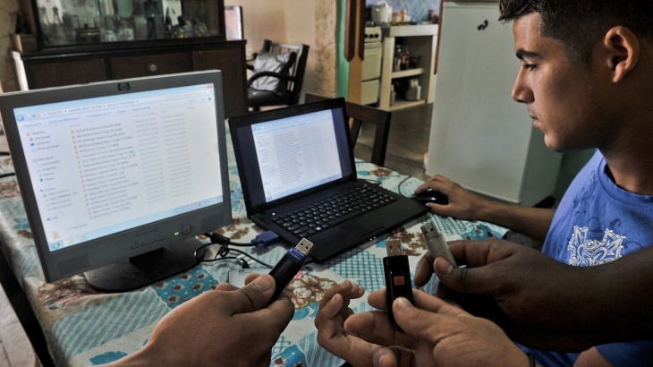 Cubanos con usb El Paquete