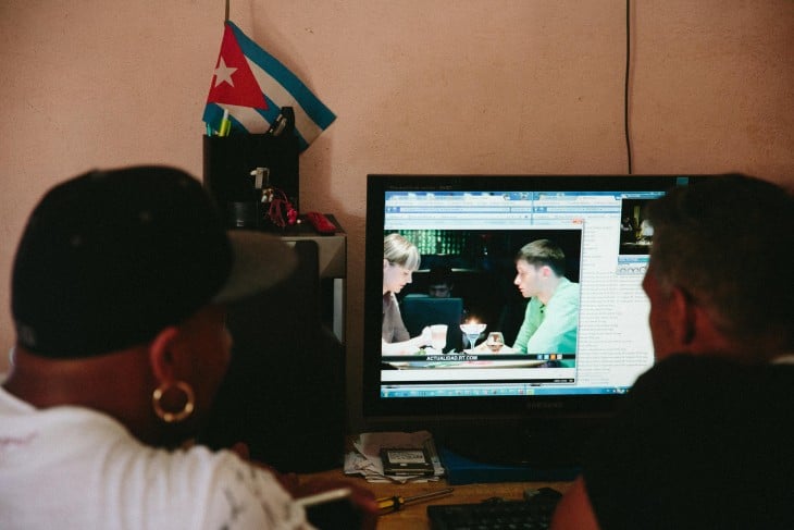 Cubanos viendo series en una computadora
