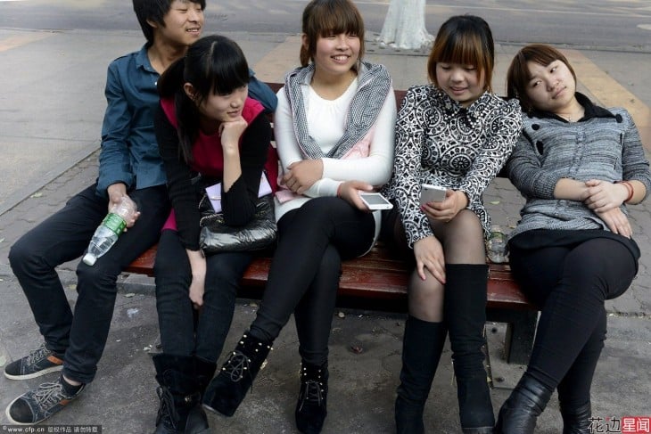 chino con cuatro novias sentados
