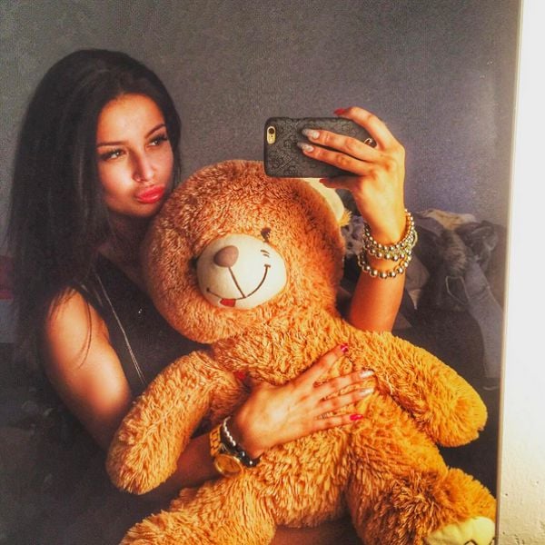 selfie de Katka Provazníková con oso
