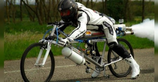 Bicicleta humilla a Ferrari en una carrera de velocidad a más de 330 km/h!