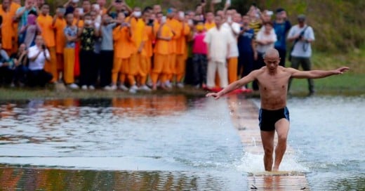 Monje Shaolín tiene record de correr 125 metros sobre el agua