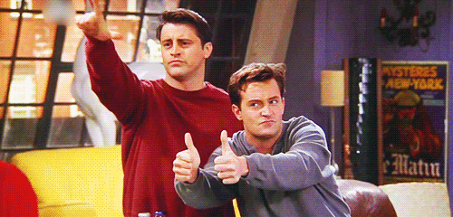gif de Chandler y Joey hacieno señales de dedo