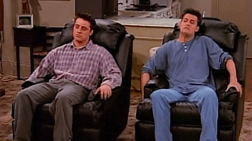 gif de Chandler y Joey en sillones