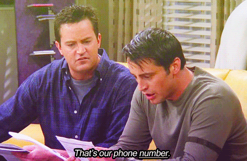 gif de Chandler y Joey enseñándole la deuda