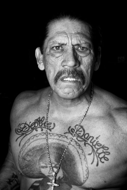 Danny Trejo con tatuajes y actitud amenazante