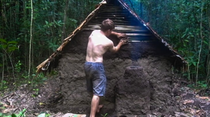 Chico construye casa con barro y cosas naturales en la selva