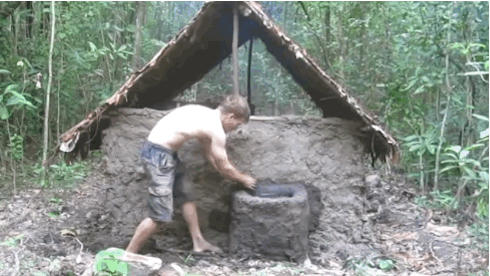 gif de hombre construyendo una choza con materiales de la naturaleza