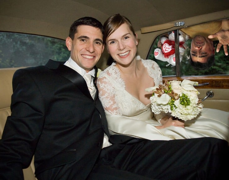 photobomber, pareja recién casa en coche