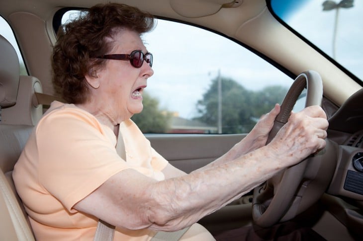 abuelita manejando asustada