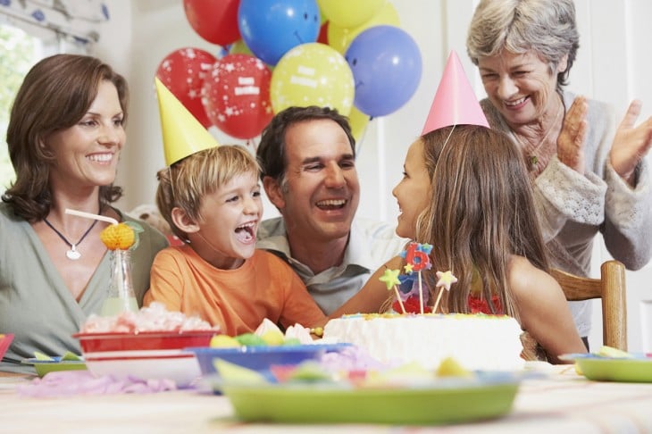 fiesta infantil en el pastel