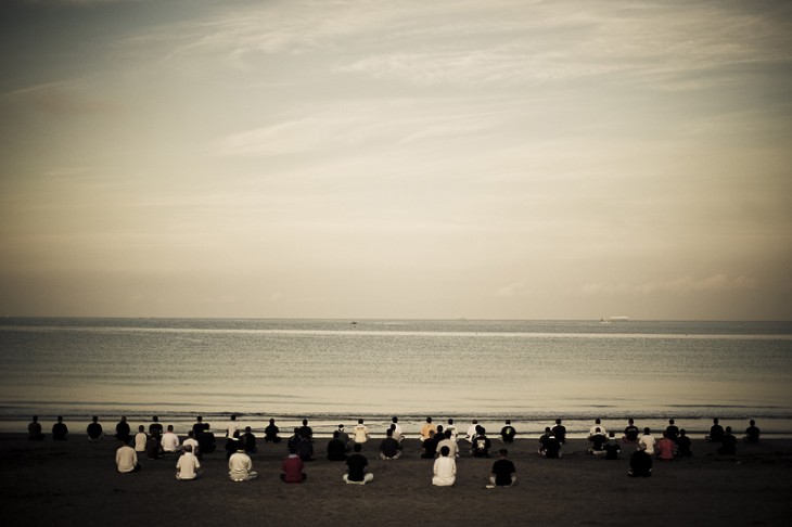 miembros de los yakuza sentados en la playa en reunión