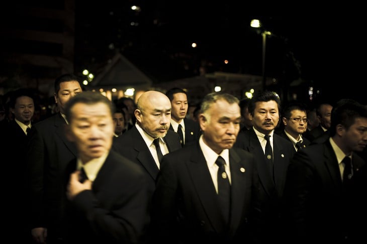 miembros yakuza en traje