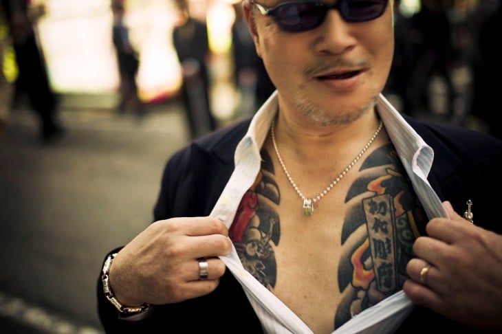miembro yakuza mostrando sus tatuajes