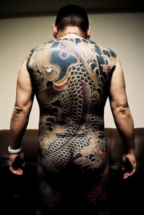 espalda tatuada de un miembro yakuza