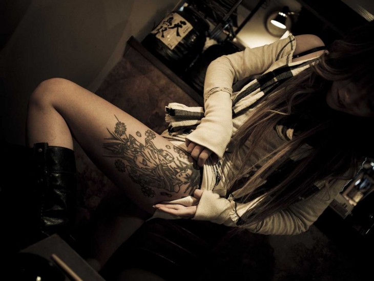 mujer yakuza muestra su tatuaje