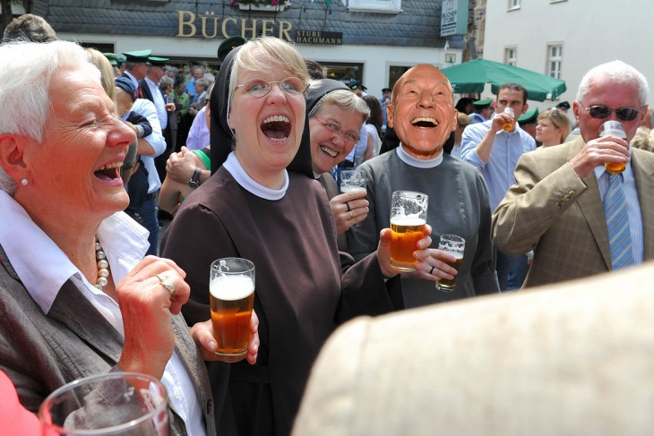 Patrick Stewart photoshop, monja cerveza