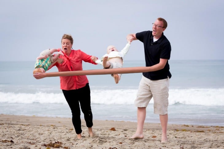 Photoshop niño cae en la playa mano que se estira