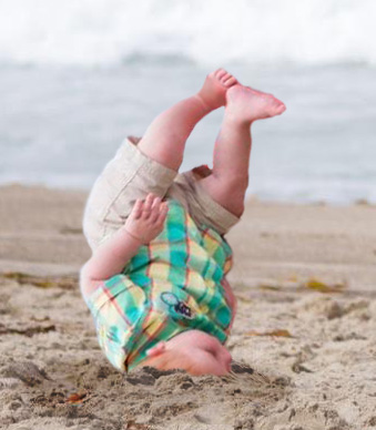 Photoshop niño cae en la playa así cayó