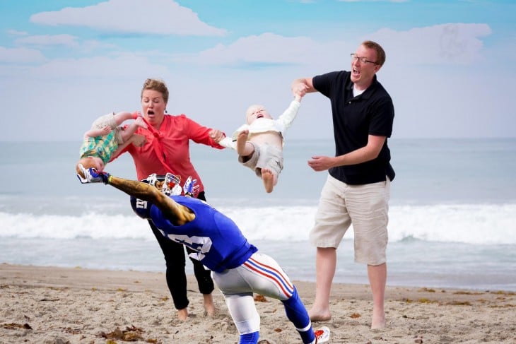 Photoshop niño cae en la playa futbol americano