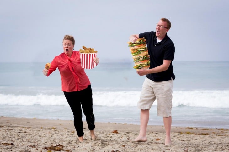 Photoshop niño cae en la playa hamburguesa y pollo