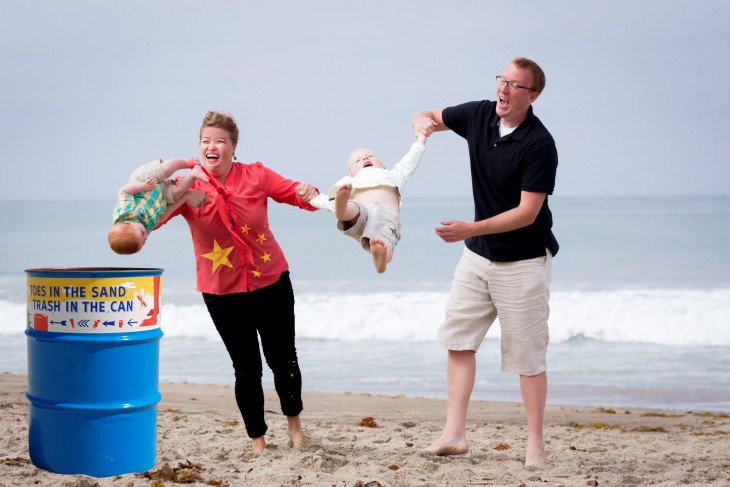 Photoshop niño cae en la playa politica de hijo único