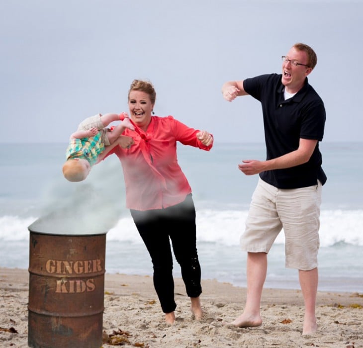 Photoshop niño cae en la playa tambo de deshechos