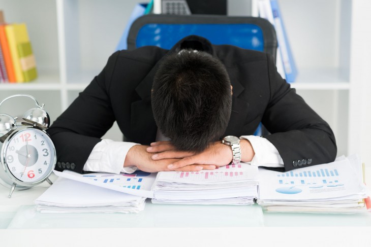 Hombre cansado y dormido en el trabajo