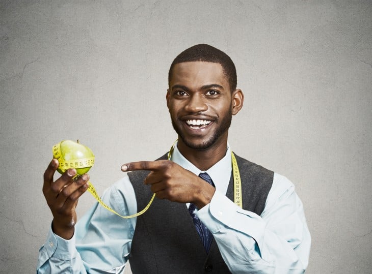 Hombre con una manzana y una cinta de medir