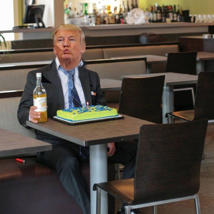 Photoshop de solitario cumpleañero donald trump