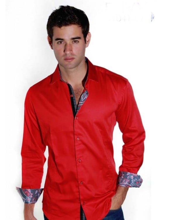 hombre con camisa roja