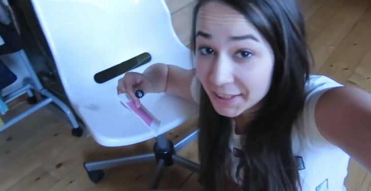 Chica colocando cera depilatoria en una silla