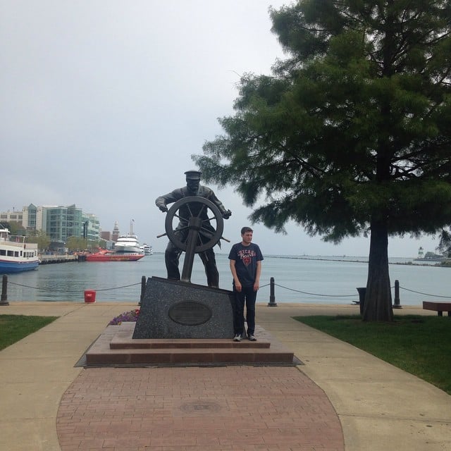 robbie chernow posando solo con una estatua