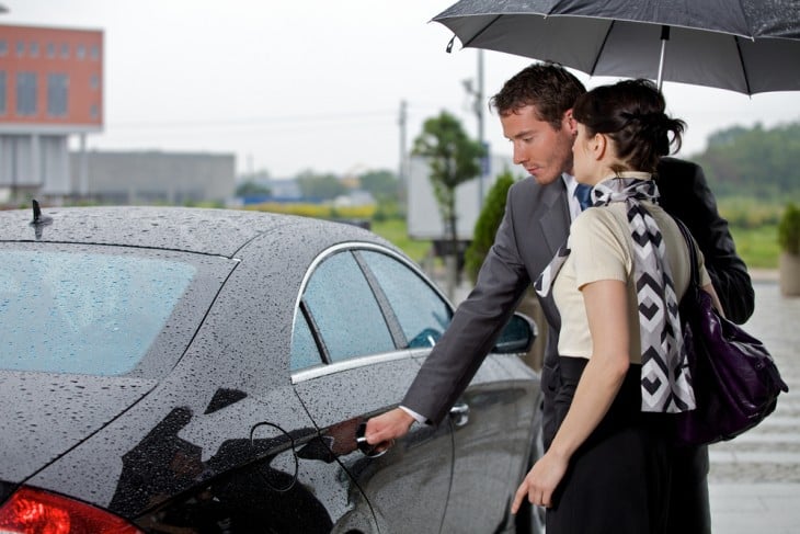 hombre abriendo la puerta del coche a una mujer