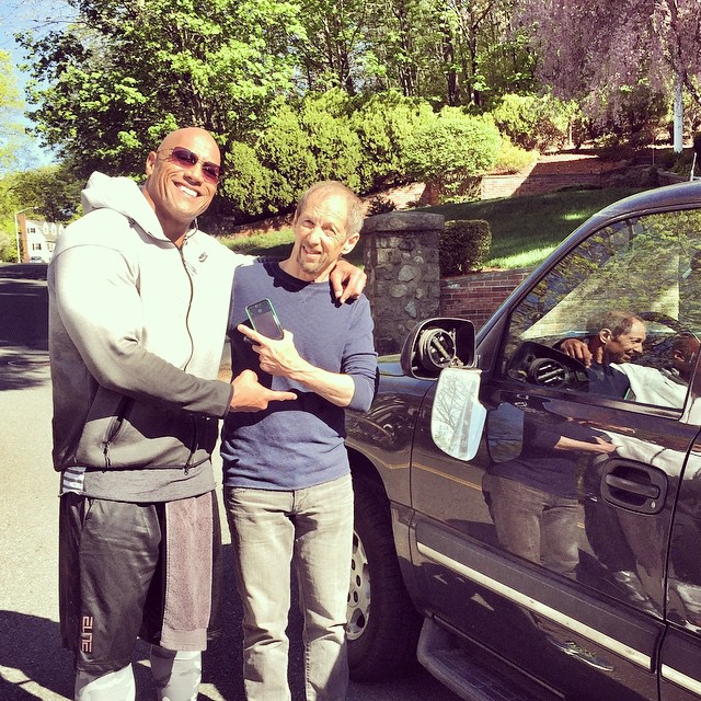 dwayne johnson choca con un fan y le paga los daños