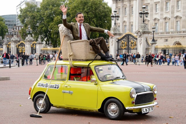 Mr. Bean Celebra 25 años Manejando su famoso coche