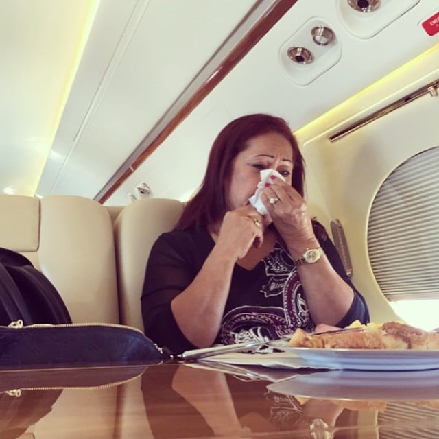 madre de dwayne johnson llorando en avion