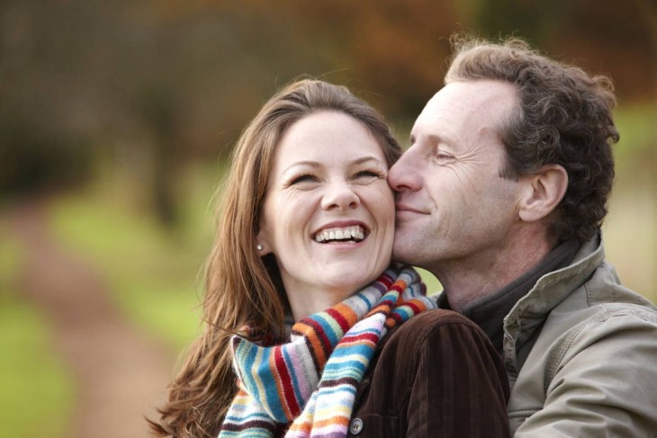 Pareja contenta en el campo