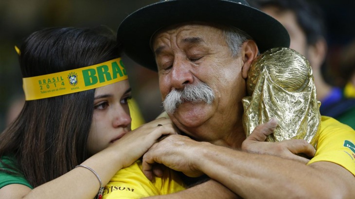 Clóvis Acosta Fernandes llorando con niña