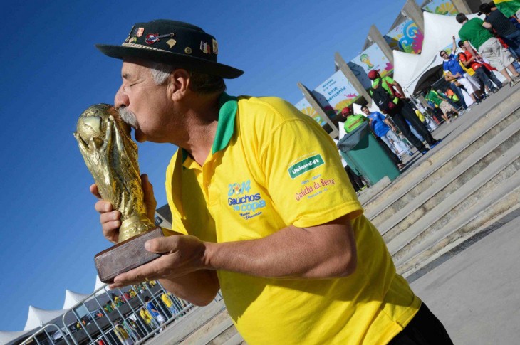 Clóvis Acosta Fernandes besando la copa del mundo