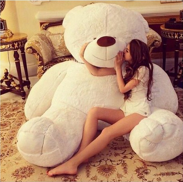 novia con oso de peluche gigante