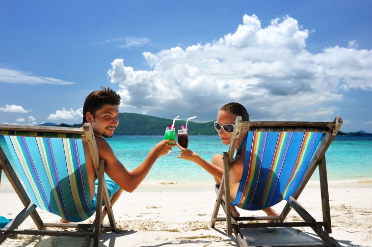 viaje inesperado a la playa en pareja brindando