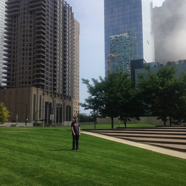 chernow en un parque solitario en chicago