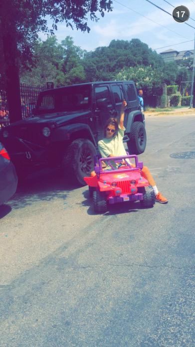 tara monroe barbie jeep con jeep real atras