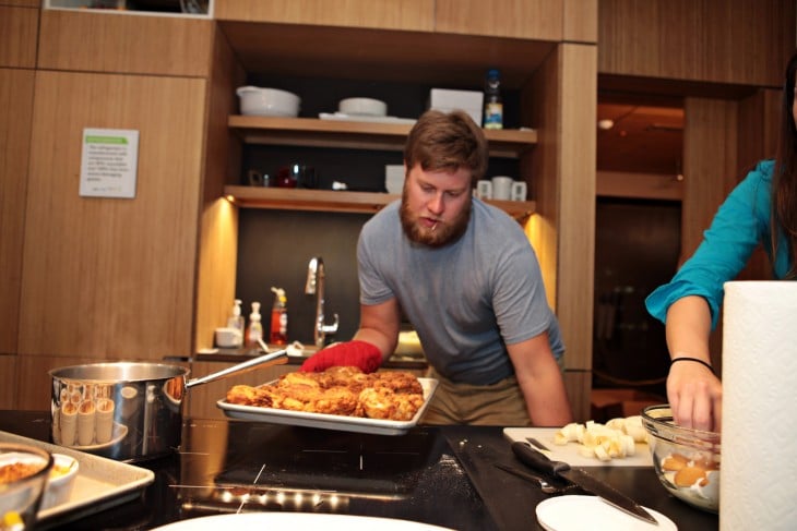 Hombre preparando cena para su mujer