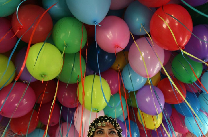 mujer con ramo de globos gigante