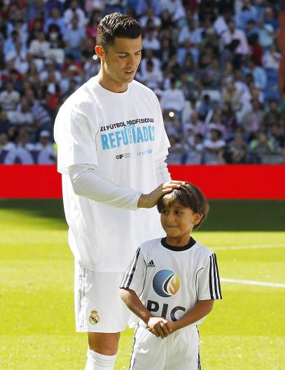 cristiano ronaldo y zaid mohsen en la cancha vs granada